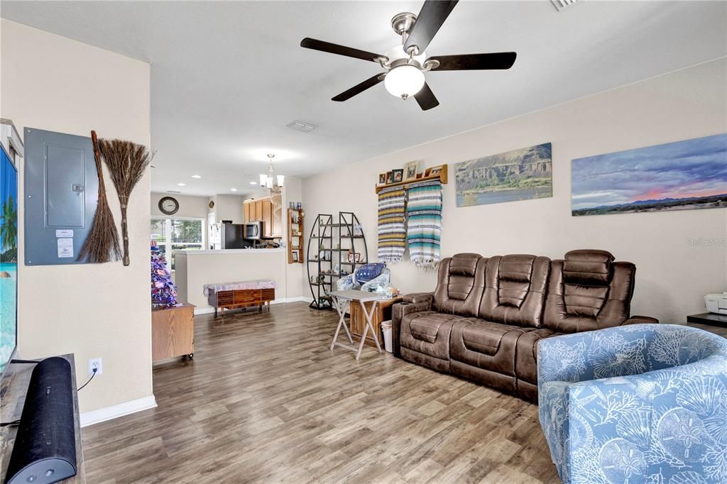 For Sale: $229,900 (2 beds, 2 baths, 1161 Square Feet)