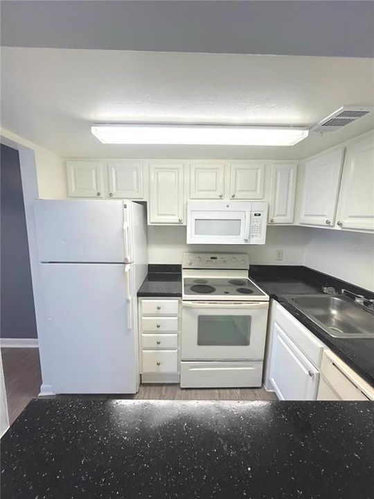 For Sale: $169,900 (2 beds, 1 baths, 850 Square Feet)