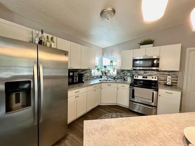 Active With Contract: $249,900 (2 beds, 1 baths, 1006 Square Feet)