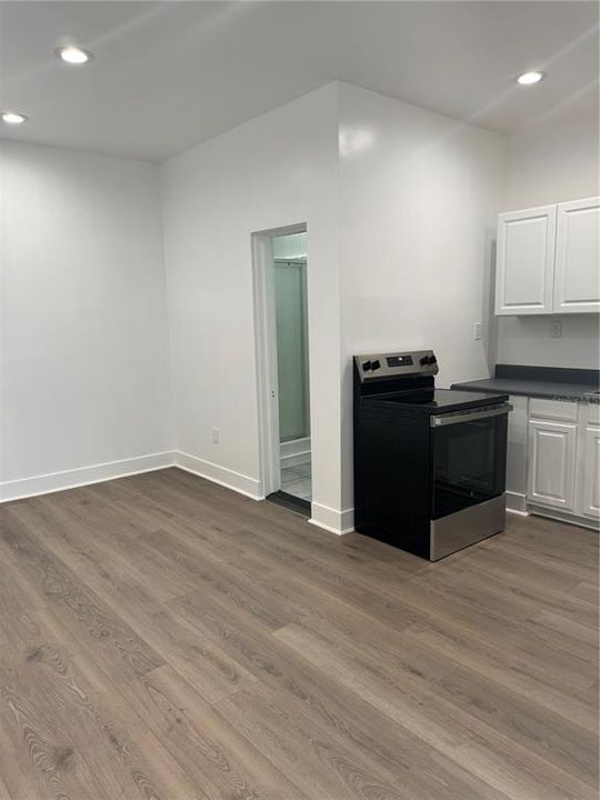 Active With Contract: $1,150 (1 beds, 1 baths, 524 Square Feet)