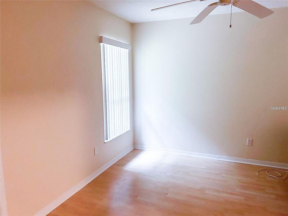 Guest bedroom 2 with window