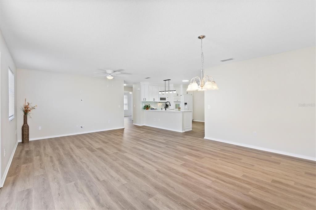 For Sale: $294,990 (2 beds, 2 baths, 1121 Square Feet)