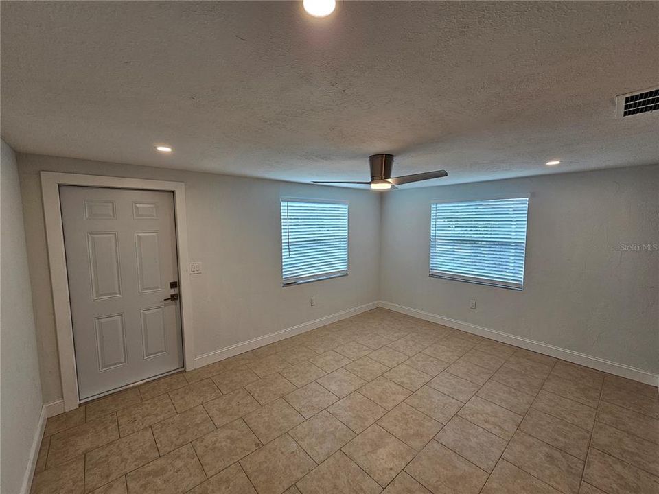 For Sale: $350,000 (3 beds, 1 baths, 1036 Square Feet)