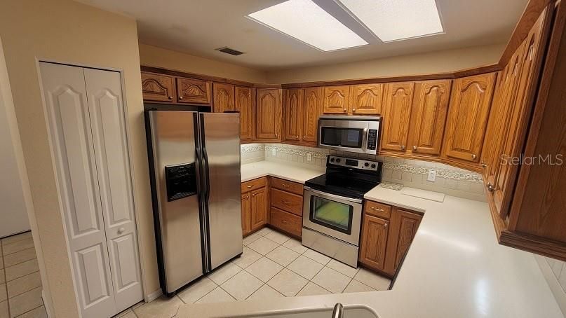 For Rent: $2,100 (3 beds, 2 baths, 2048 Square Feet)