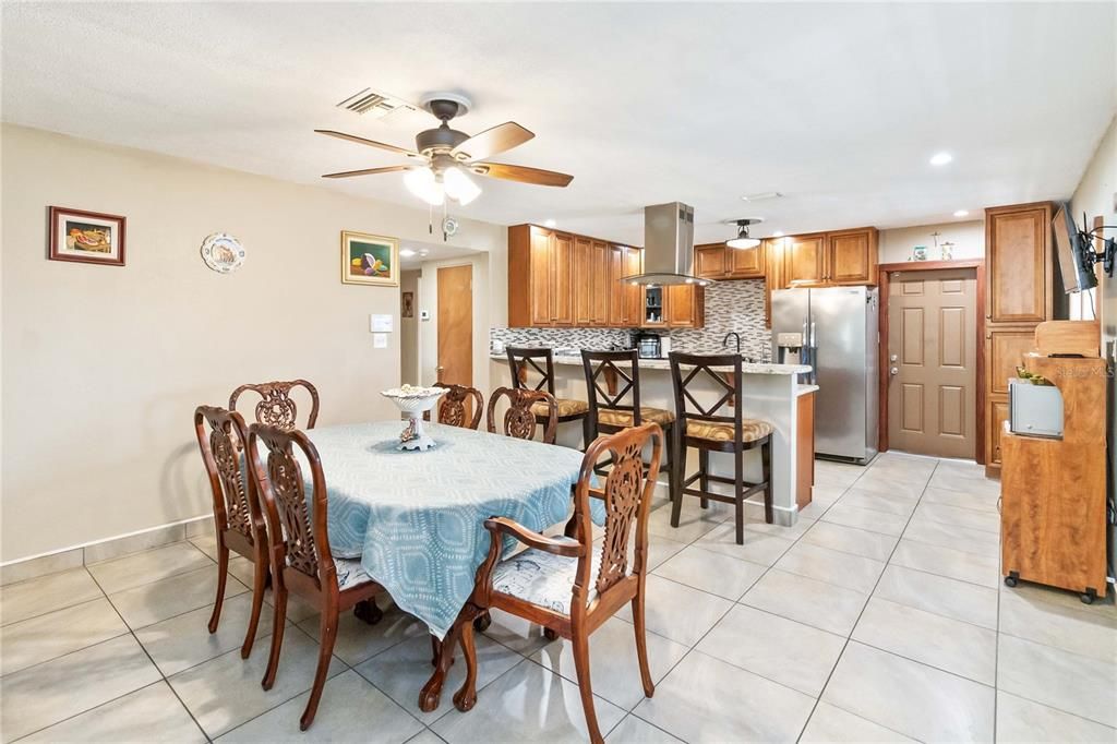 For Sale: $340,000 (2 beds, 2 baths, 1116 Square Feet)