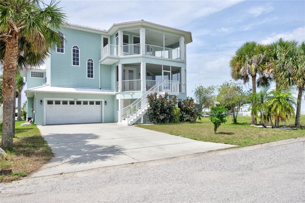 For Sale: $950,000 (4 beds, 2 baths, 2926 Square Feet)