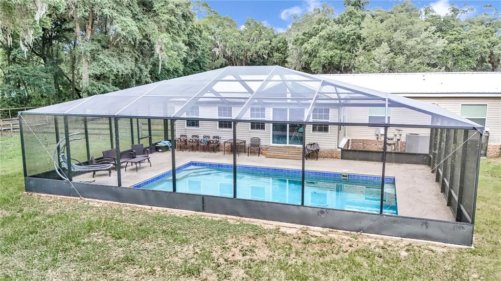 Fully enclosed screen in pool