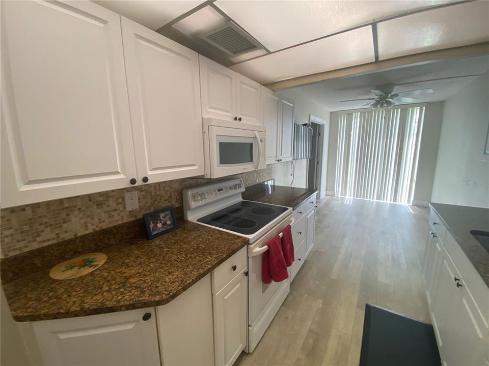 For Sale: $129,900 (1 beds, 1 baths, 825 Square Feet)