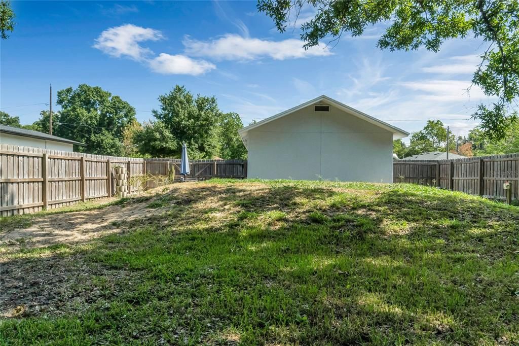 Active With Contract: $270,000 (2 beds, 1 baths, 864 Square Feet)