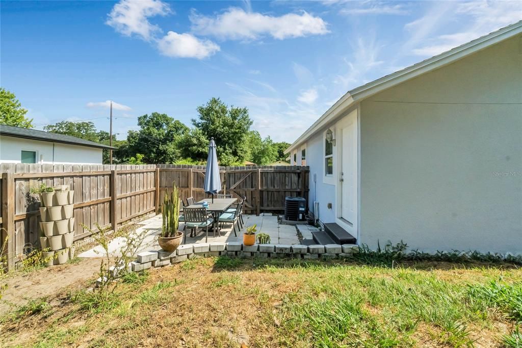 Active With Contract: $270,000 (2 beds, 1 baths, 864 Square Feet)