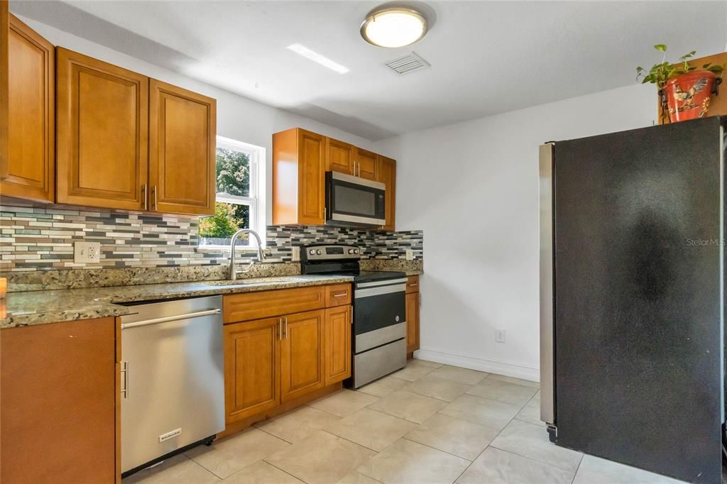 Active With Contract: $270,000 (2 beds, 1 baths, 864 Square Feet)