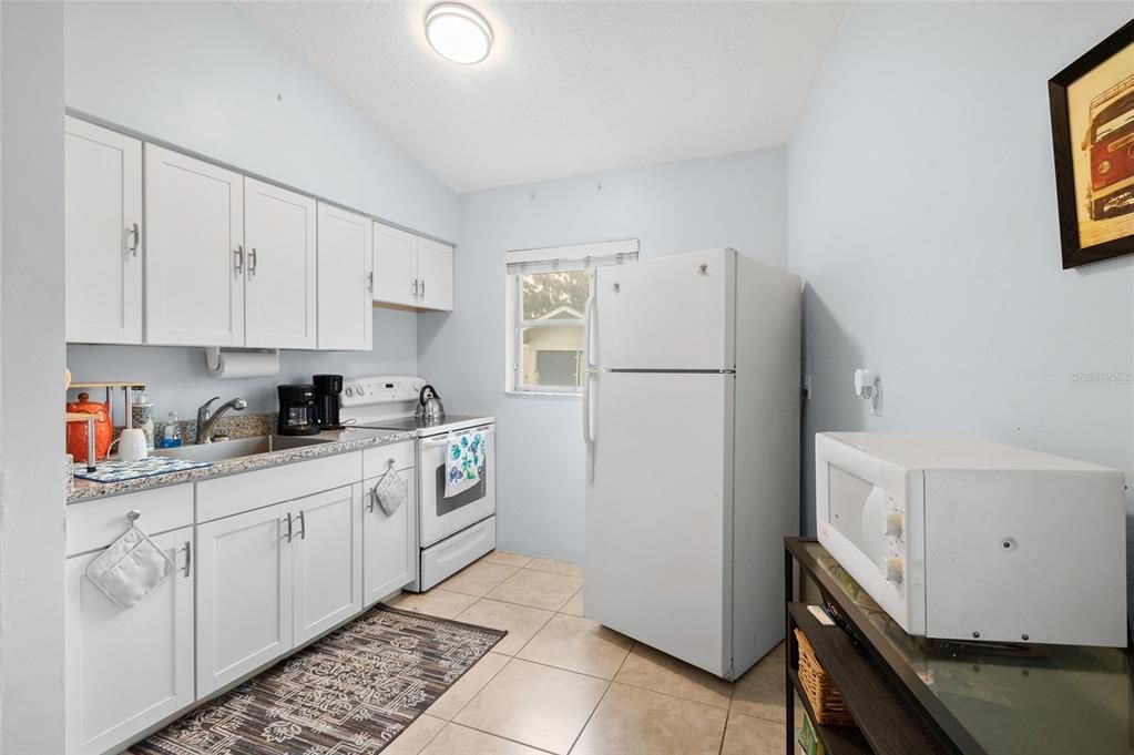 For Sale: $299,990 (2 beds, 1 baths, 889 Square Feet)