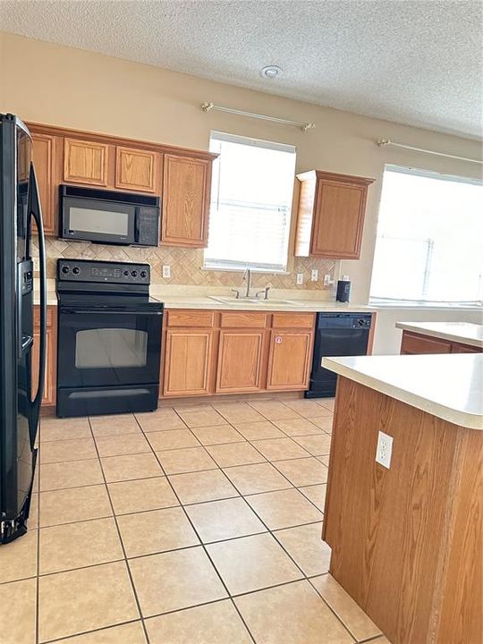For Rent: $2,700 (4 beds, 2 baths, 1979 Square Feet)