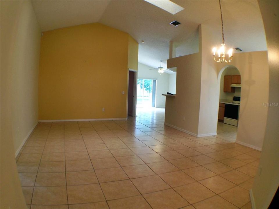 For Rent: $2,699 (4 beds, 2 baths, 1833 Square Feet)