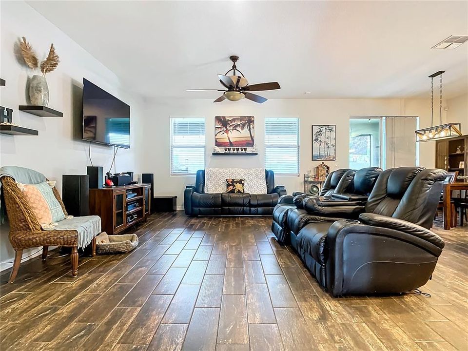For Sale: $445,000 (4 beds, 2 baths, 1864 Square Feet)
