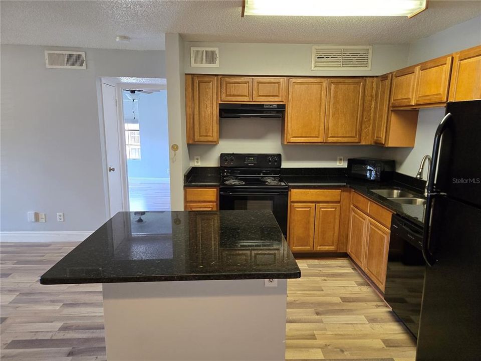 For Rent: $1,400 (1 beds, 1 baths, 712 Square Feet)