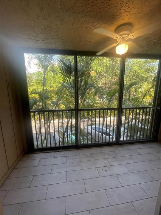 Active With Contract: $1,800 (2 beds, 1 baths, 991 Square Feet)
