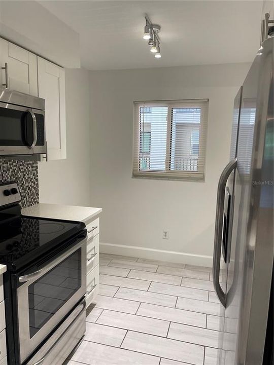 Active With Contract: $1,800 (2 beds, 1 baths, 991 Square Feet)