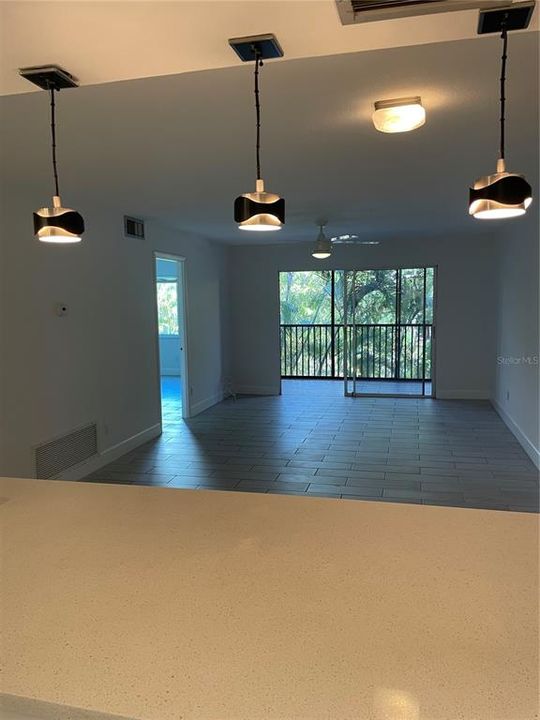 Active With Contract: $1,800 (2 beds, 1 baths, 991 Square Feet)