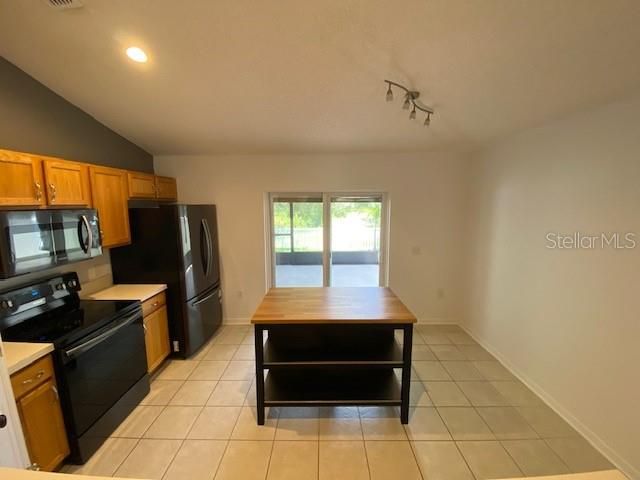 Recently Rented: $2,450 (3 beds, 2 baths, 1292 Square Feet)