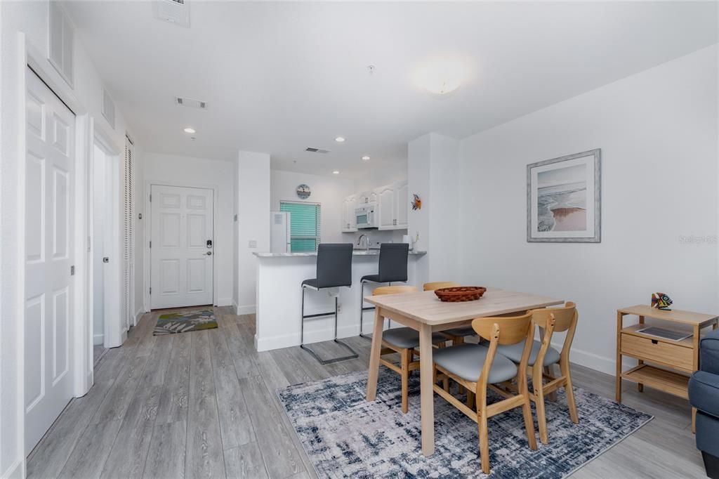 For Sale: $275,000 (2 beds, 2 baths, 870 Square Feet)