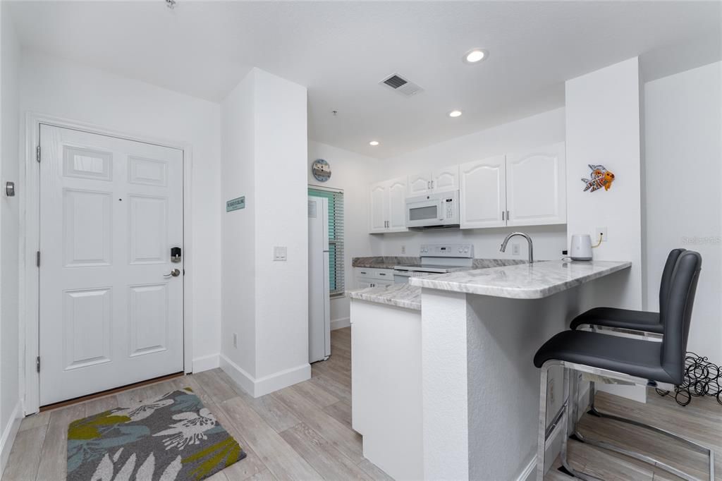 For Sale: $275,000 (2 beds, 2 baths, 870 Square Feet)