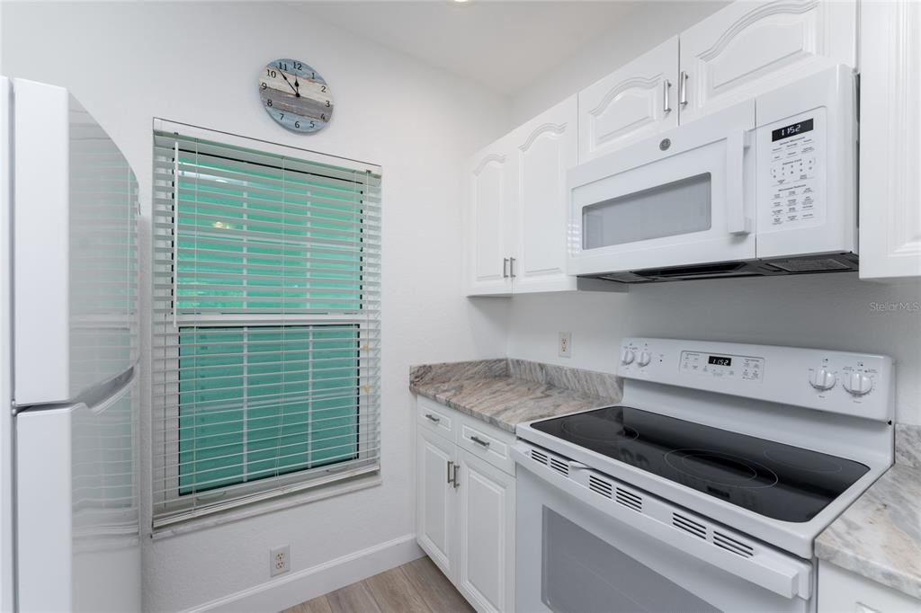 For Sale: $275,000 (2 beds, 2 baths, 870 Square Feet)