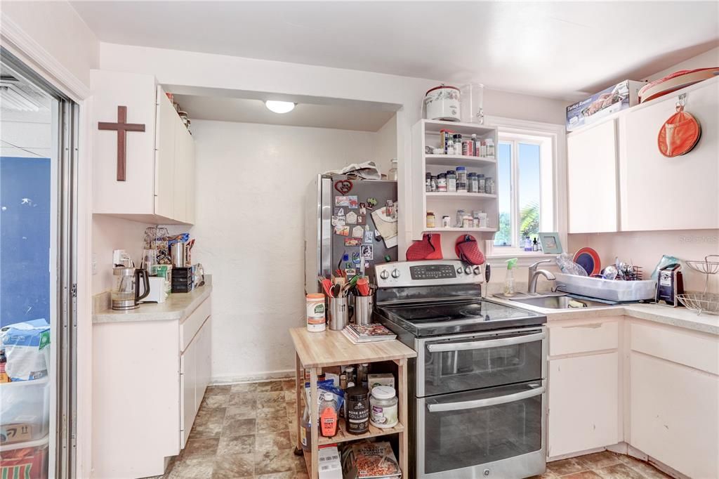 For Sale: $250,000 (2 beds, 1 baths, 790 Square Feet)