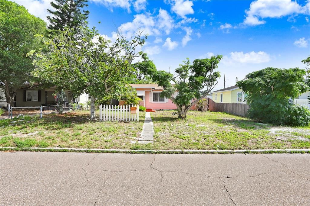 For Sale: $250,000 (2 beds, 1 baths, 790 Square Feet)