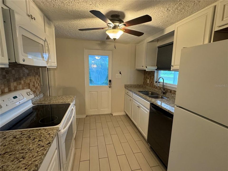 For Sale: $300,000 (2 beds, 1 baths, 1055 Square Feet)