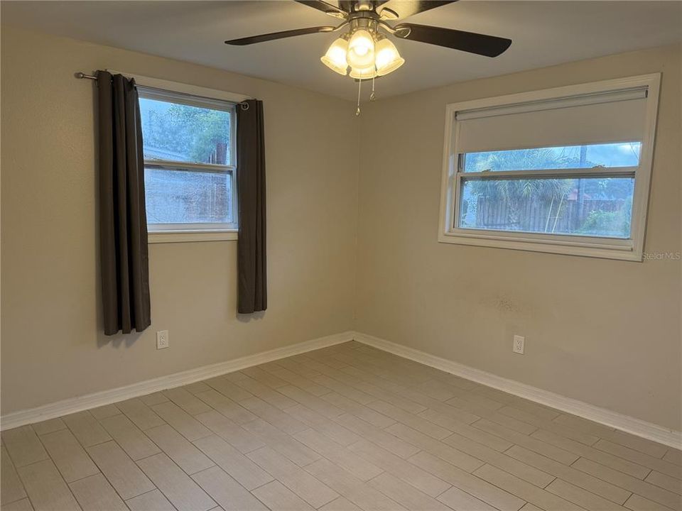 For Sale: $300,000 (2 beds, 1 baths, 1055 Square Feet)