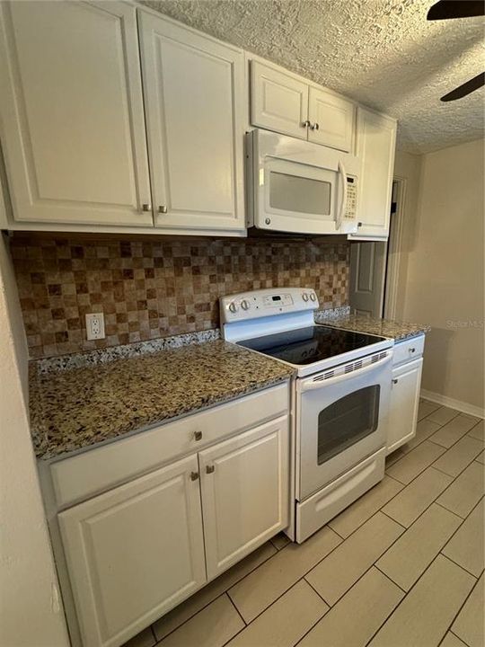 For Sale: $300,000 (2 beds, 1 baths, 1055 Square Feet)