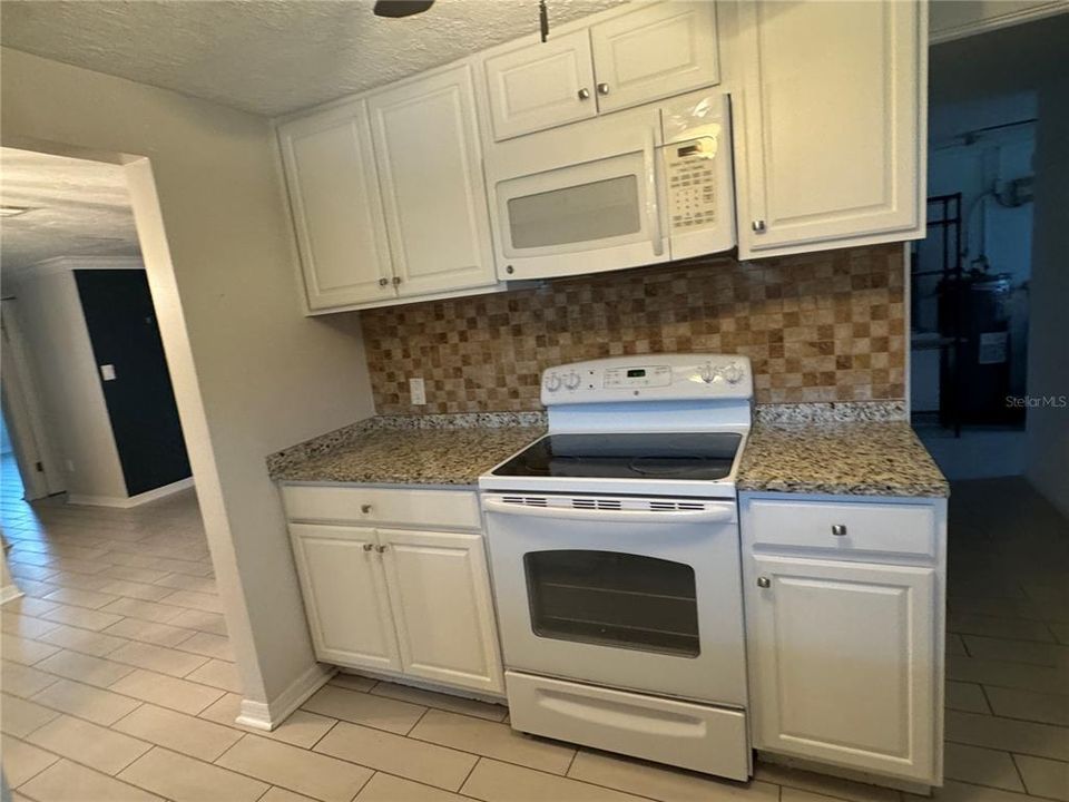 For Sale: $300,000 (2 beds, 1 baths, 1055 Square Feet)