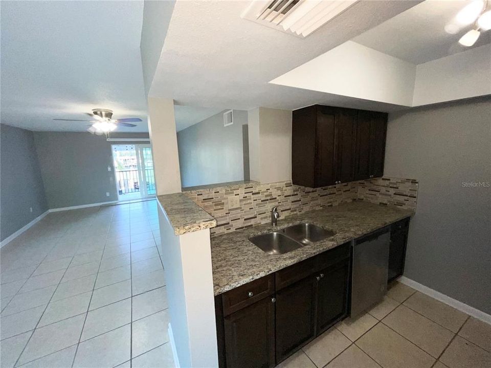 For Rent: $2,995 (2 beds, 1 baths, 929 Square Feet)