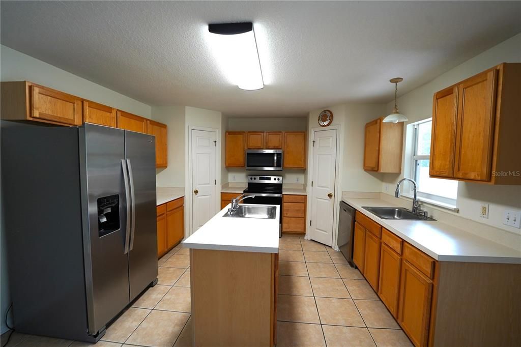 For Rent: $2,900 (4 beds, 2 baths, 2936 Square Feet)