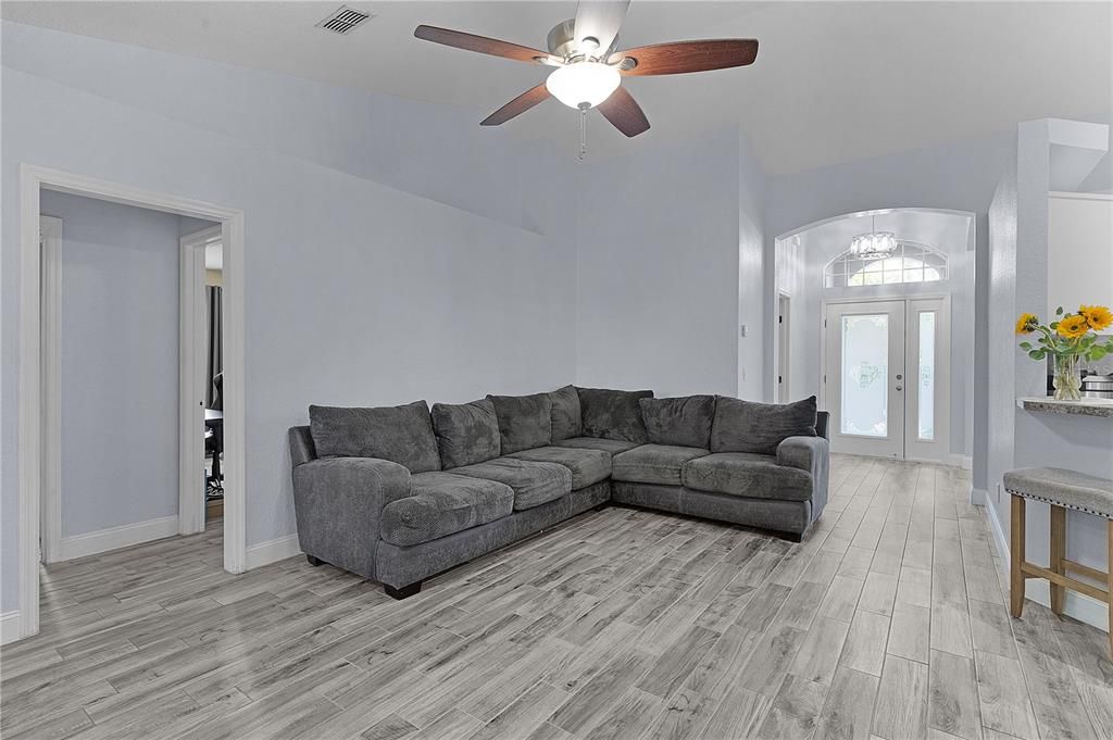 Active With Contract: $325,000 (3 beds, 2 baths, 1659 Square Feet)