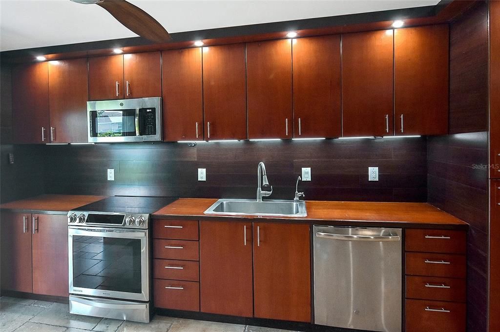 En Venta: $439,985 (4 camas, 0 baños, 2198 Pies cuadrados)