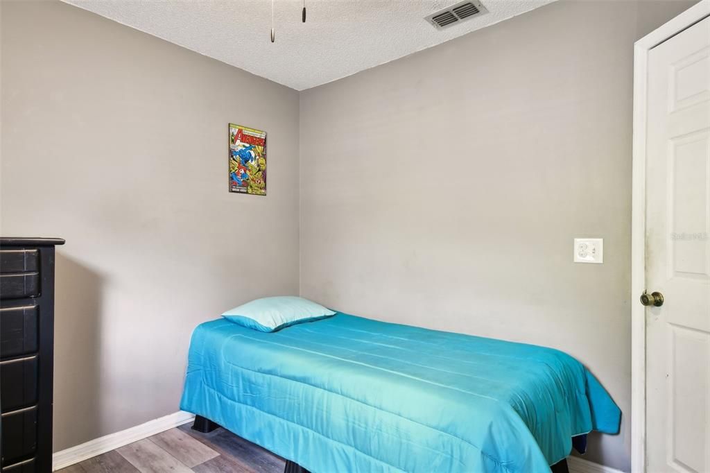 For Sale: $400,000 (3 beds, 2 baths, 1402 Square Feet)