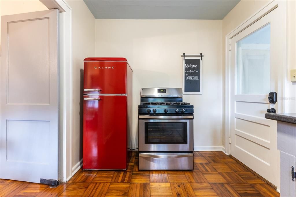 For Sale: $349,900 (2 beds, 1 baths, 917 Square Feet)