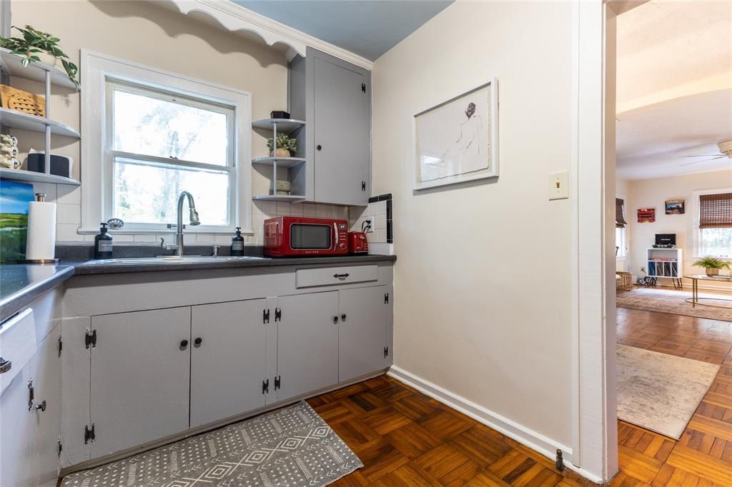 For Sale: $349,900 (2 beds, 1 baths, 917 Square Feet)