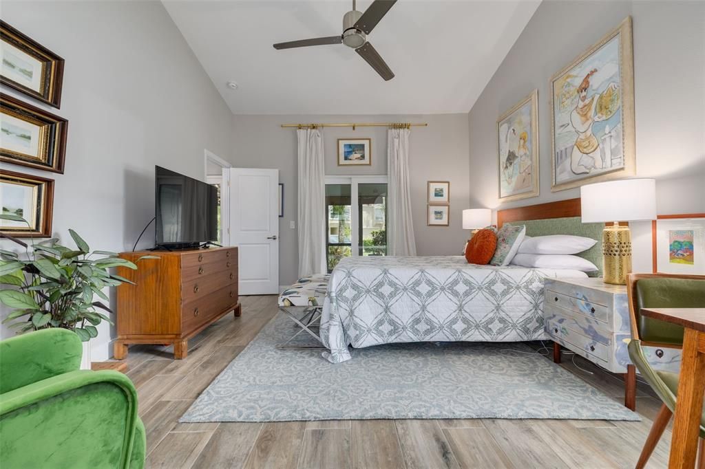 Active With Contract: $375,000 (1 beds, 1 baths, 910 Square Feet)
