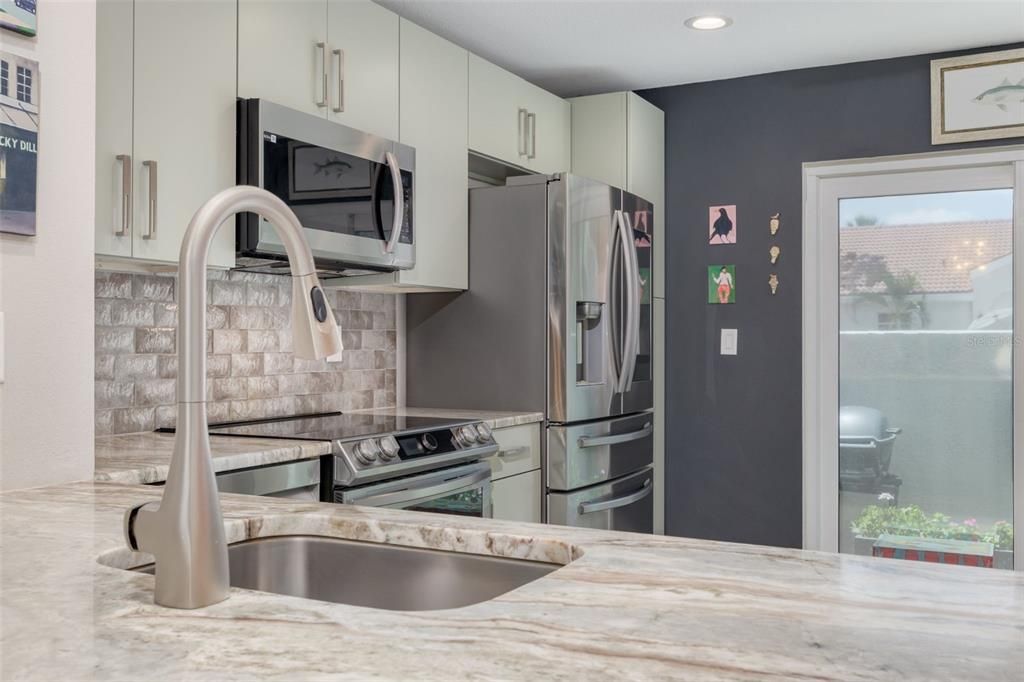 Active With Contract: $375,000 (1 beds, 1 baths, 910 Square Feet)