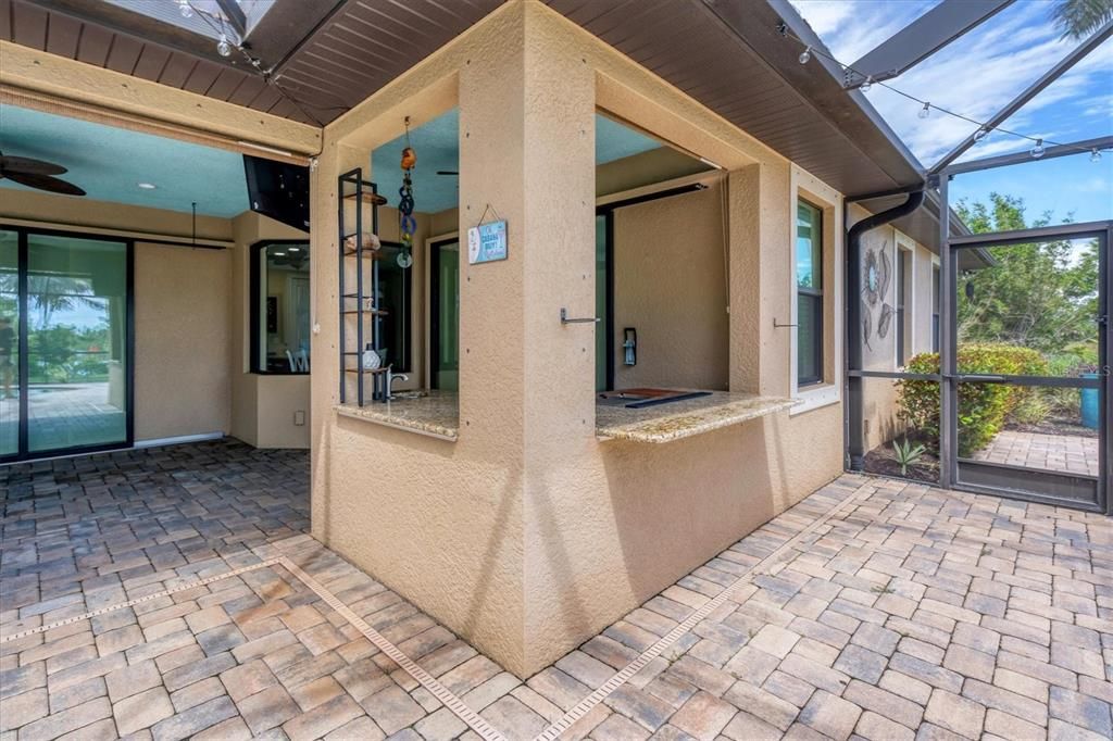 Outdoor wet bar featuring an icemaker