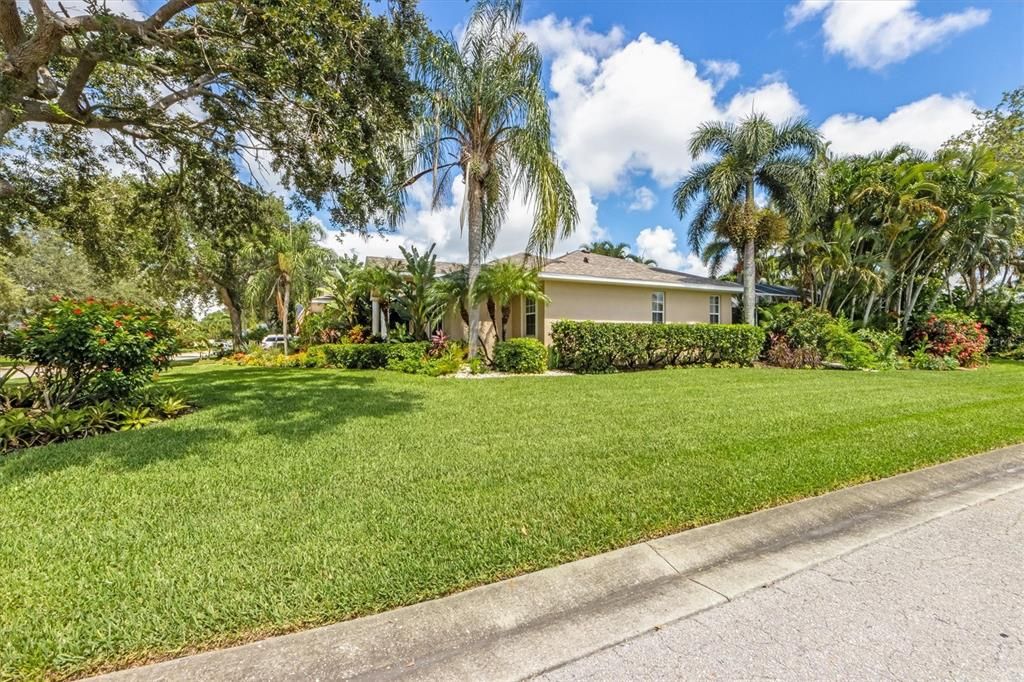 For Sale: $850,000 (3 beds, 2 baths, 1914 Square Feet)