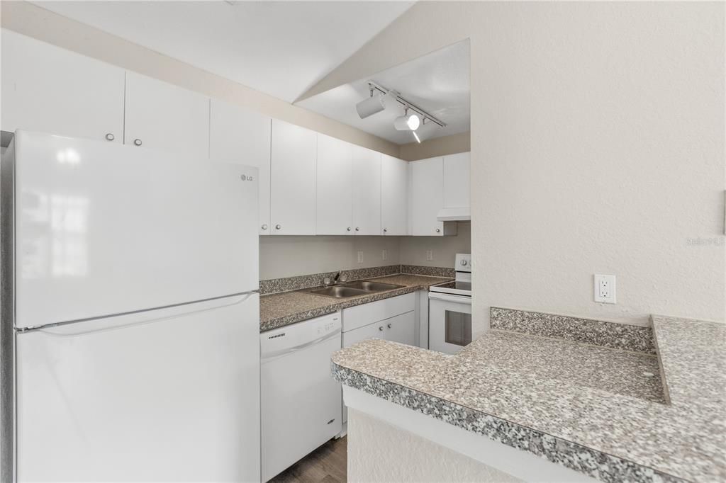 Active With Contract: $159,900 (1 beds, 1 baths, 499 Square Feet)
