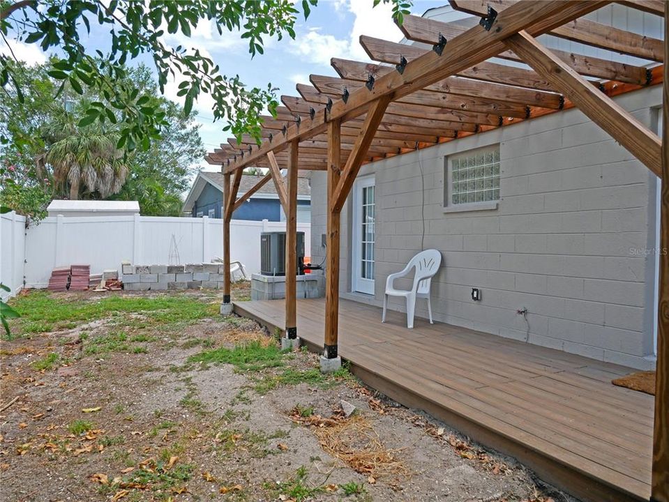 Active With Contract: $364,900 (2 beds, 2 baths, 1091 Square Feet)