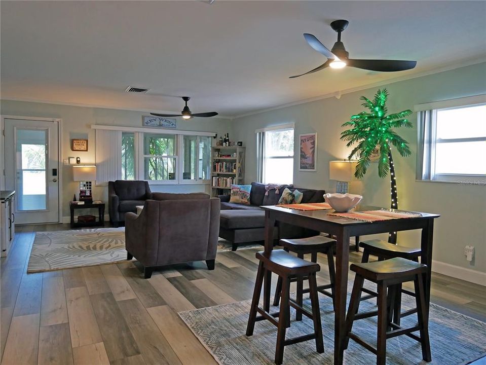 Active With Contract: $364,900 (2 beds, 2 baths, 1091 Square Feet)