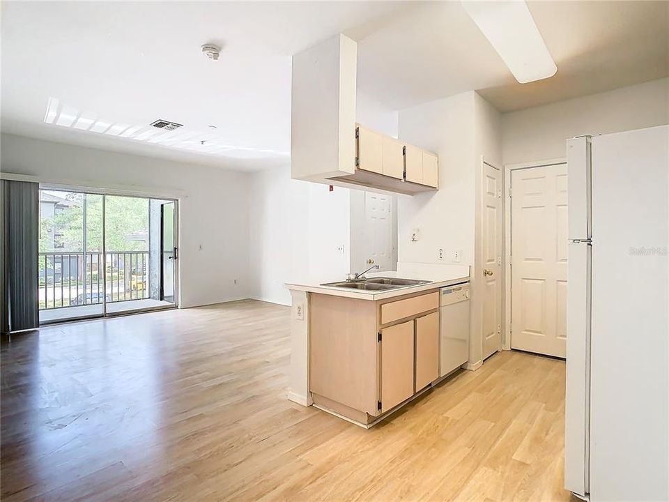 For Sale: $139,300 (1 beds, 1 baths, 730 Square Feet)