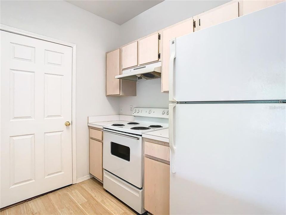 For Sale: $139,300 (1 beds, 1 baths, 730 Square Feet)