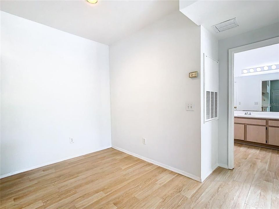 For Sale: $139,300 (1 beds, 1 baths, 730 Square Feet)